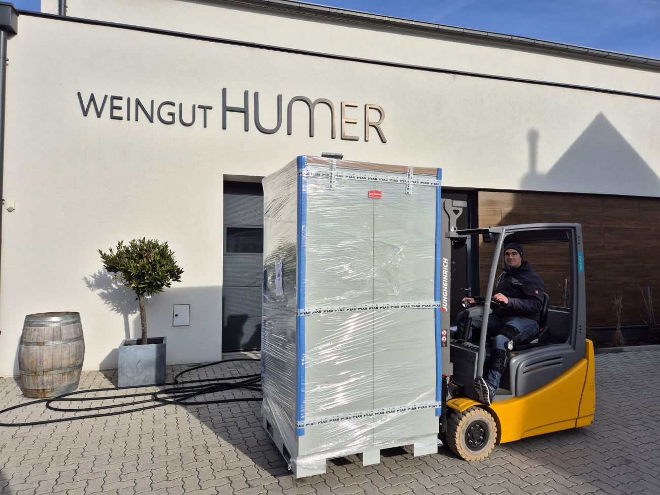 Michael Humer beim Transport des Energiespeichers